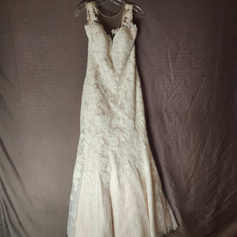 Aire Barcelona Wedding Dress in size 12